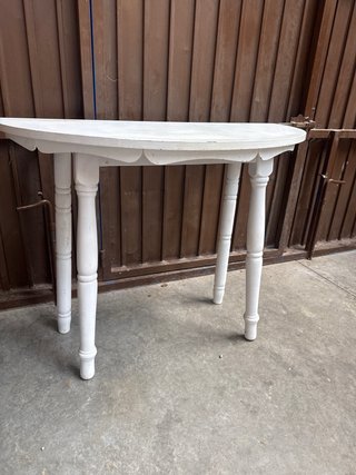 Mesa de media luna blanca