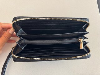 Monedero Guess Negro con Correa