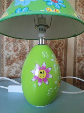 Lámpara infantil con abejas y flores