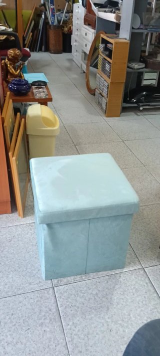 Puf baúl de tela y plástico