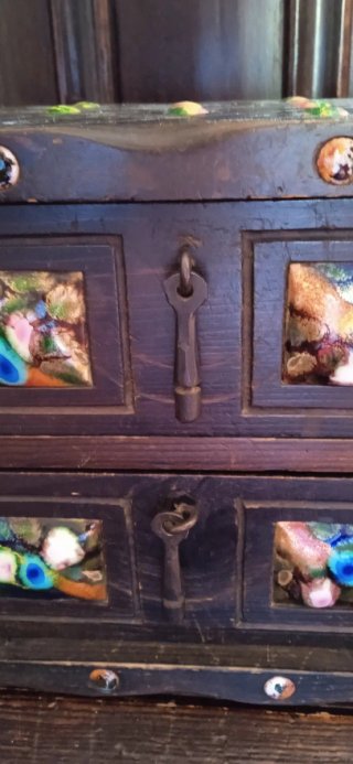 Pequeña Cajonera de sobremesa antigua de madera