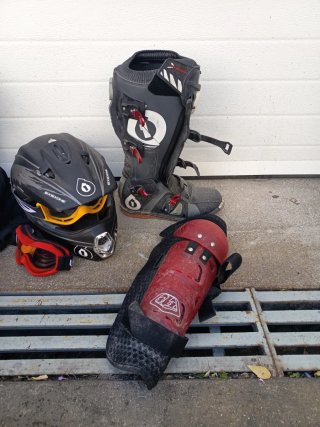 !OCASION! Lote Enduro Botas casco rodilleras Negra
