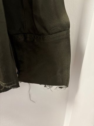 Camisa Zara satinada verde oliva deshilachada