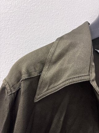 Camisa Zara satinada verde oliva deshilachada