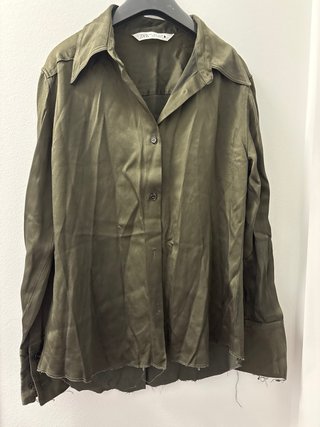 Camisa Zara satinada verde oliva deshilachada