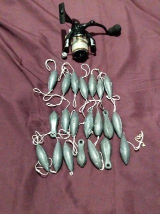 Carrete y plomos de pesca