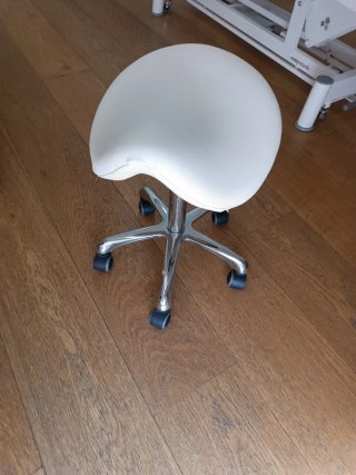 Taburete ergonómico con ruedas