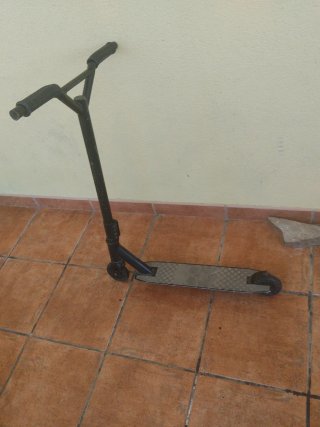 Patinete negro con diseño de calavera