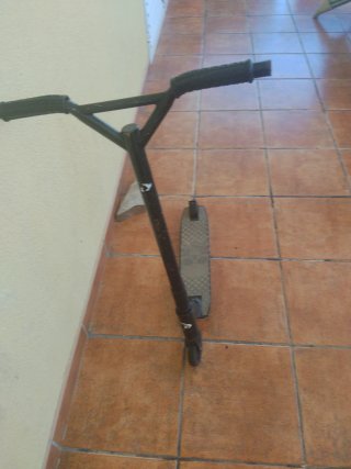 Patinete negro con diseño de calavera