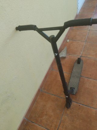 Patinete negro con diseño de calavera