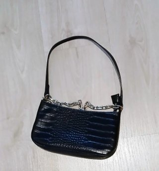 Bolso de hombro negro con cadena plateada