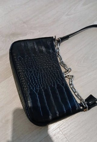 Bolso de hombro negro con cadena plateada