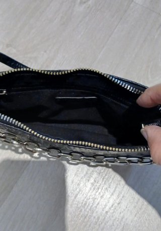 Bolso de hombro negro con cadena plateada