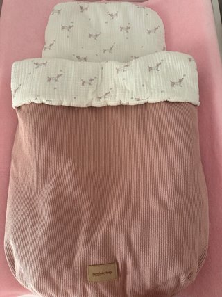Saco capazo bebé rosa, estampado de perritos.