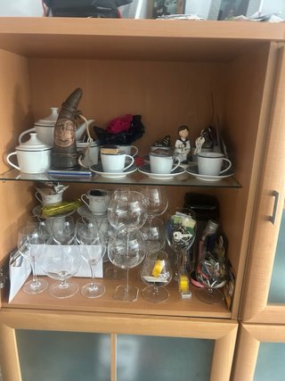 Estantería grande de madera y cristal