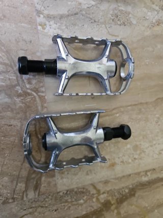 Pedales y calapiés para bicicleta