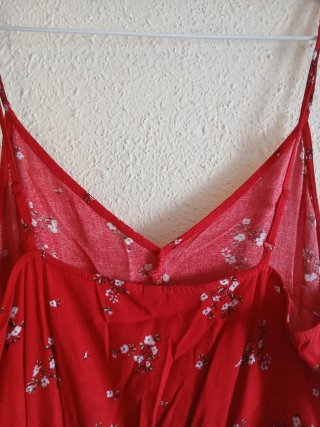 Mono corto rojo H&M con estampado floral.