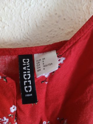 Mono corto rojo H&M con estampado floral.