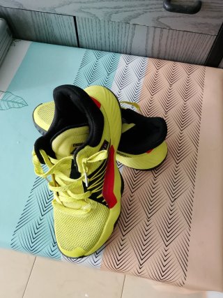 Zapatillas Adidas Amarillas y Rojas