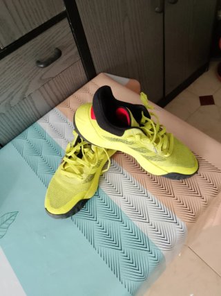 Zapatillas Adidas Amarillas y Rojas