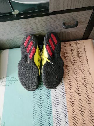 Zapatillas Adidas Amarillas y Rojas