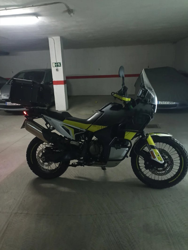 Husqvarna Norden 901 Negra y Amarilla