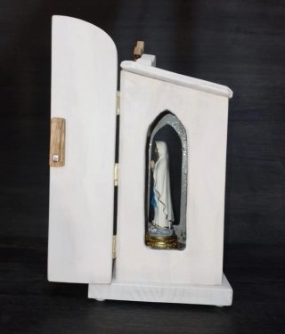 Capilla de madera artesanal