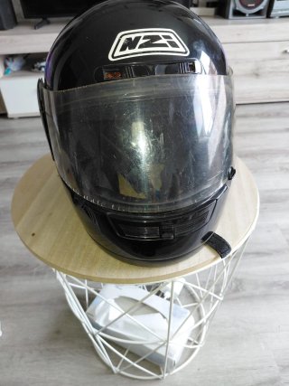 Casco de moto NZI negro y morado