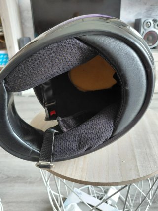 Casco de moto NZI negro y morado