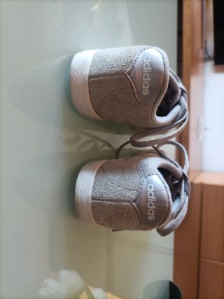 Zapatillas deportivas grises y blancas