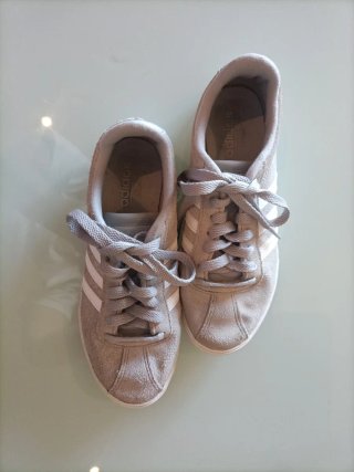 Zapatillas deportivas grises y blancas