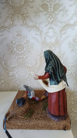 Figura Belén Mujer con Gallinas y Pavo 15cm