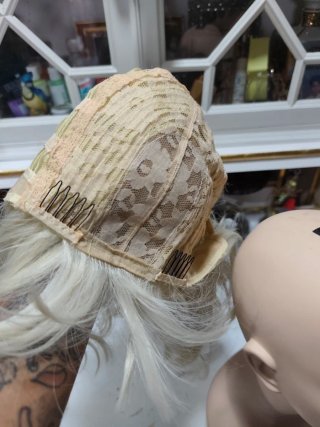 Peluca rubia sintética
