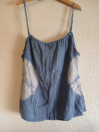 Camiseta tirantes S/M azul y blanco.