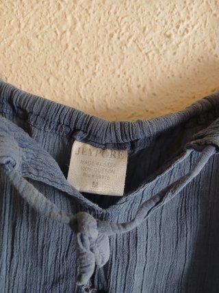 Camiseta tirantes S/M azul y blanco.