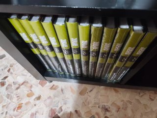 Una colección de libros de medicina natural Acer o
