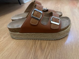 Sandalias marrones y plateadas