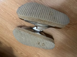 Sandalias marrones y plateadas