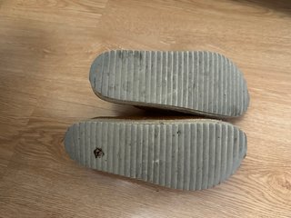 Sandalias marrones y plateadas