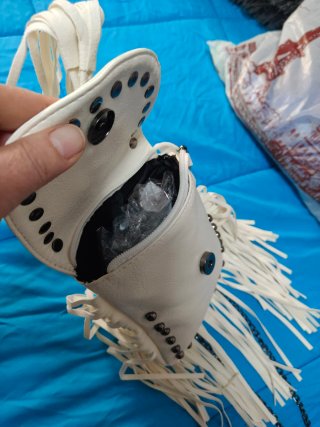 Bolso blanco con tachuelas y flecos