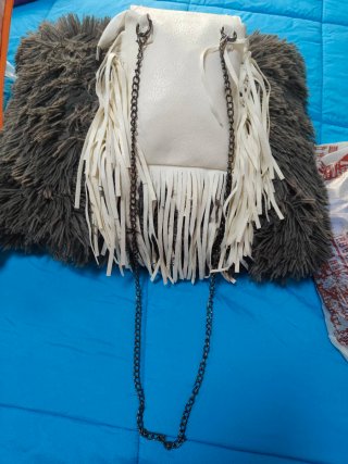 Bolso blanco con tachuelas y flecos