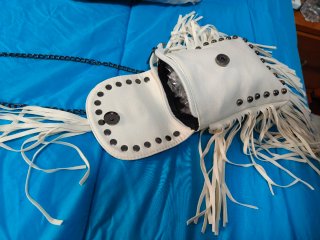 Bolso blanco con tachuelas y flecos