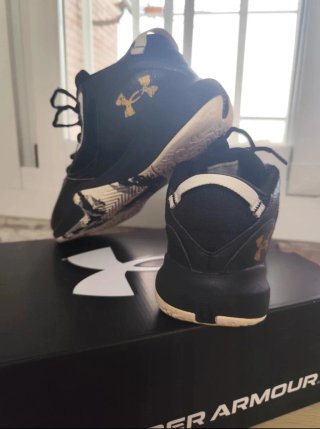 Zapatillas Baloncesto Under Armour Negras Doradas