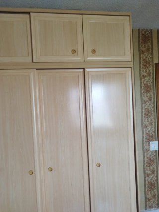Armario de madera beige y multicolor