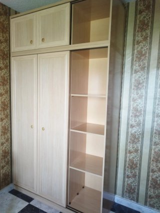 Armario de madera beige y multicolor