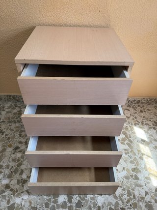 Cómoda beige de madera