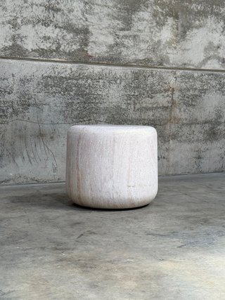 Mesa auxiliar Drasi de cemento con acabado efecto travertino Ø60 cm.