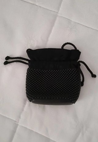 Bolsito de mano negro con cuentas