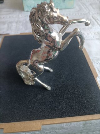 Figura caballo baño plata