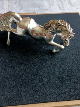 Figura caballo baño plata